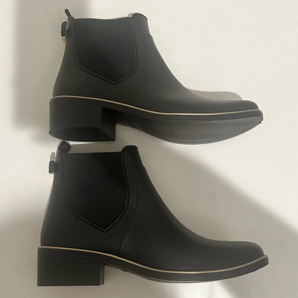 Kate Spade Solstice Black Gold Rain Boots with Spade Detail Size 6